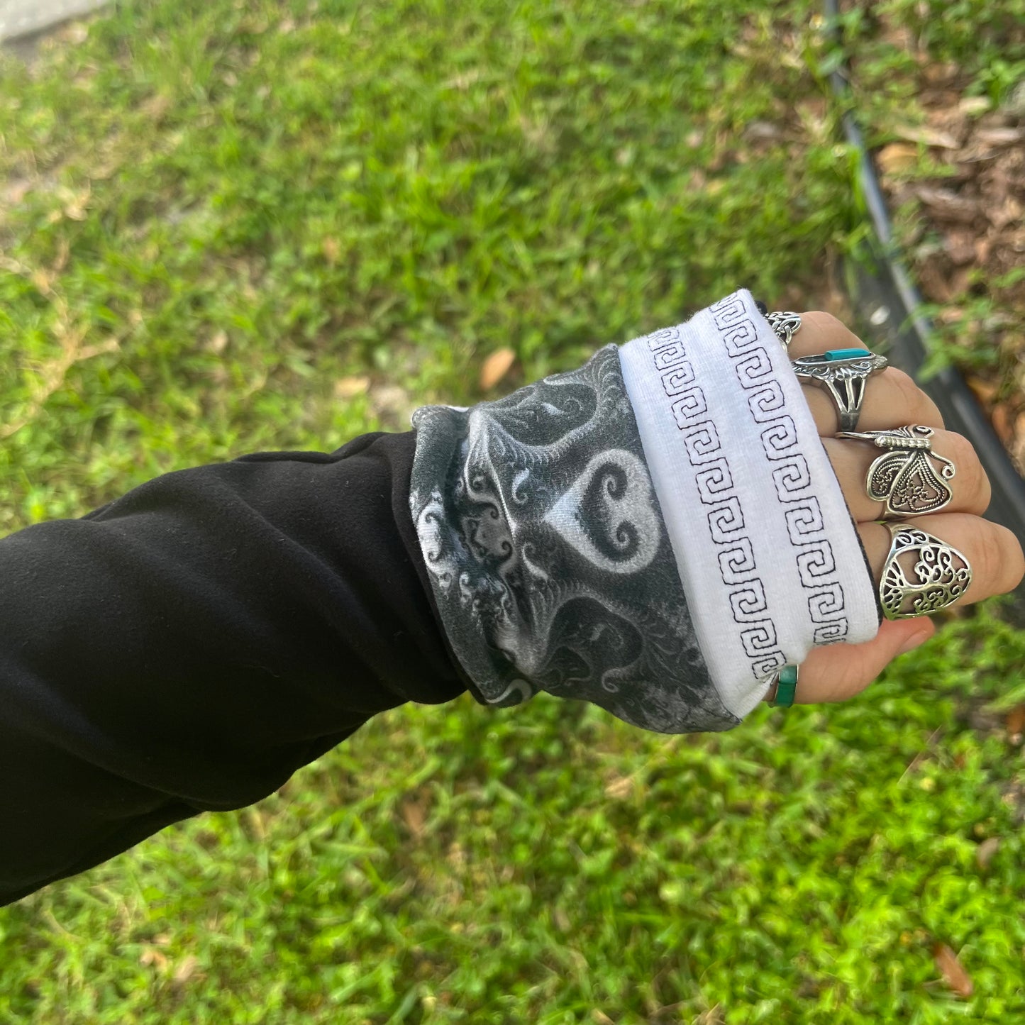 B&W Thumbhole Arm Warmers ♡