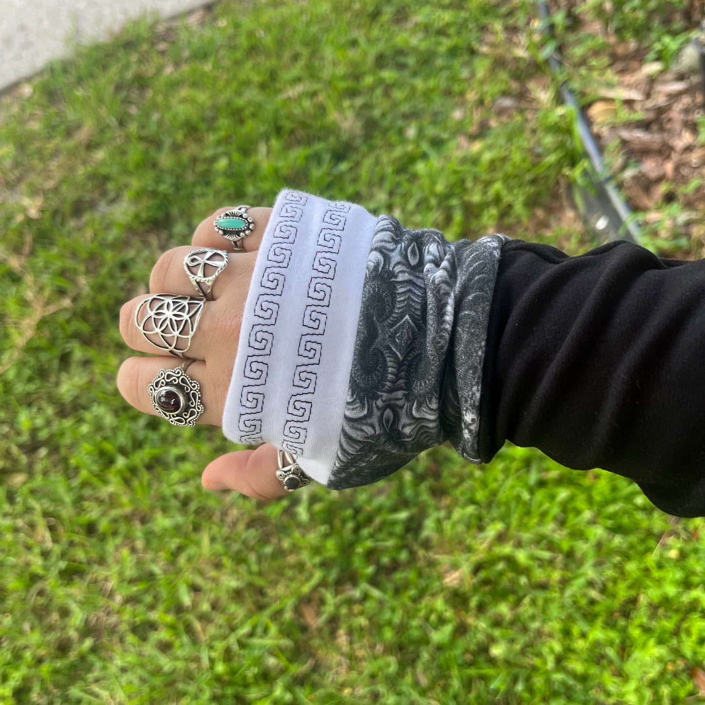 B&W Thumbhole Arm Warmers ♡