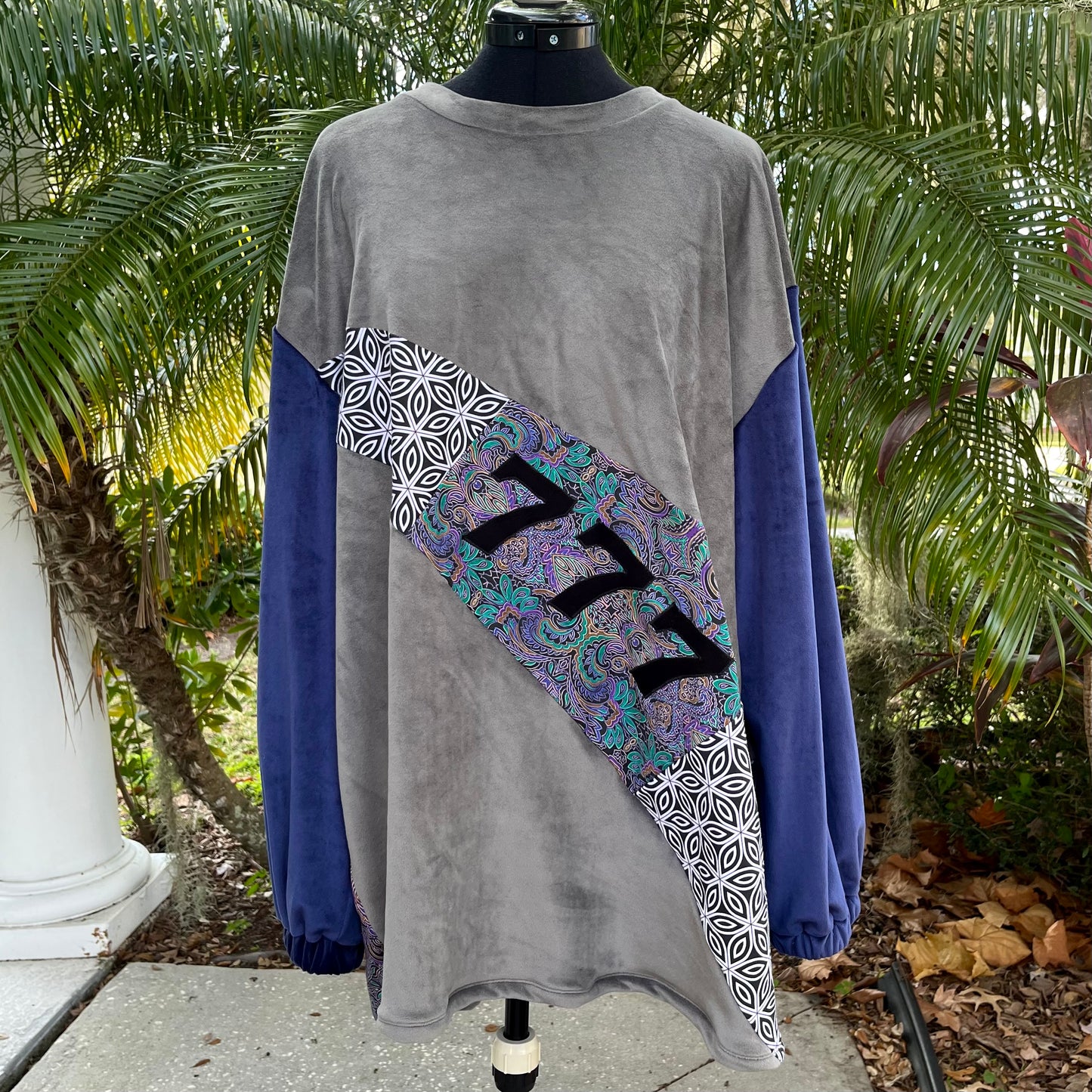 777 - Fuzzy Velour Crewneck ✾ XL